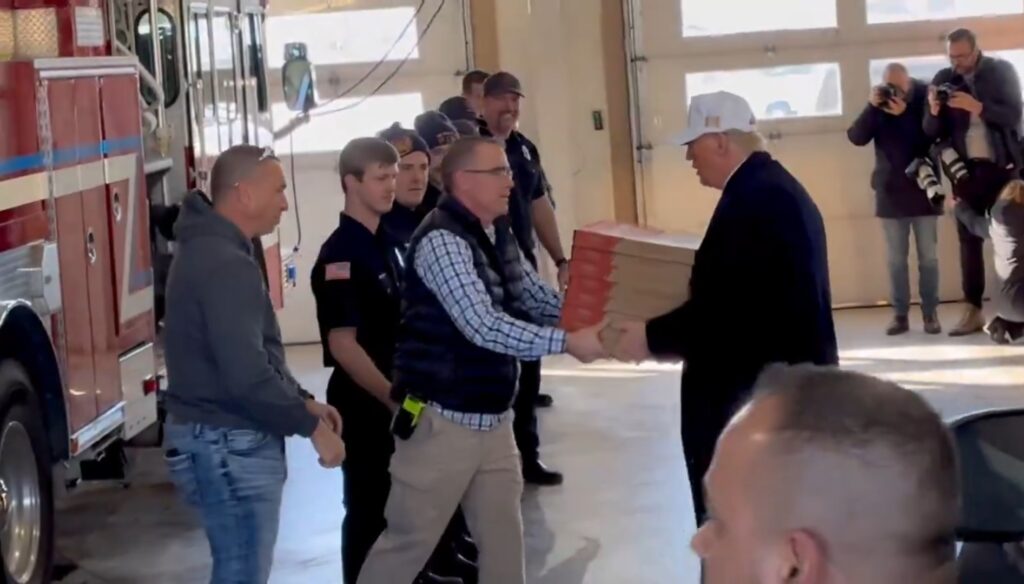 President Trump delivers pizzas to first responders in Iowa